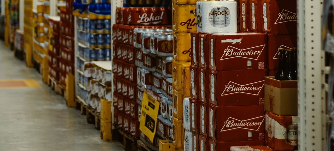 Cajas de cerveza en un almacén de distribución en Brasil.