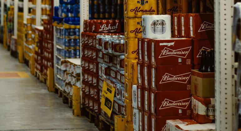 Caixas de cerveja em um depósito de distribuição no Brasil