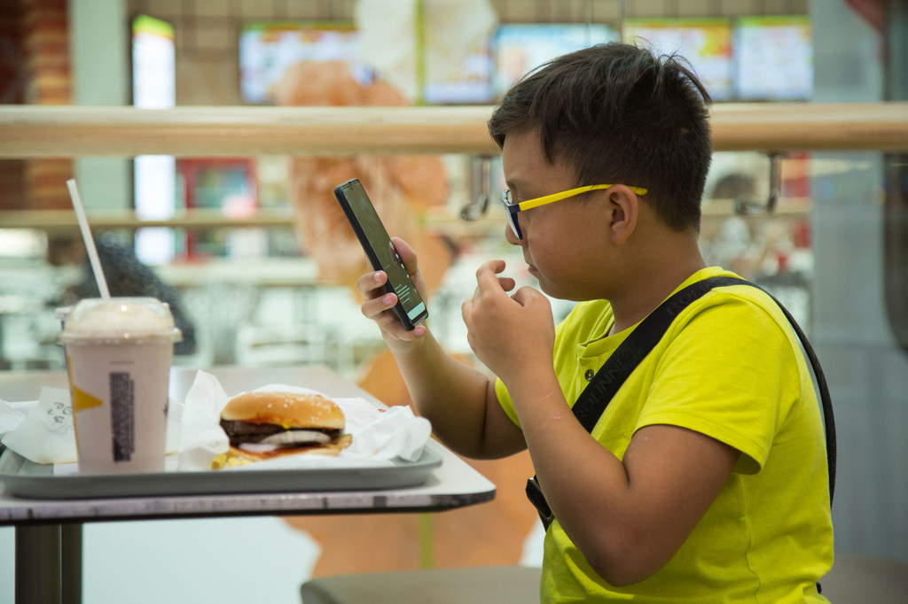 Ulaji wa mara kwa mara wa chakula cha mafuta mengi unaweza kuwa na uzoea kwa watoto.