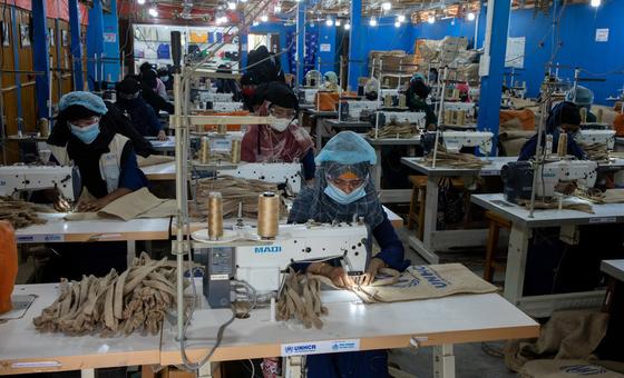 बांग्लादेश में रोहिंज्या शरणार्थी महिलाओं ने पर्यावरण के अनुकूल उत्पाद बनाने का कौशल हासिल किया.