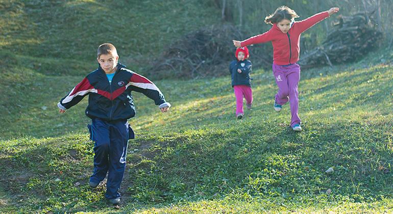 La actividad física mejora la salud y reduce la probabilidad de obesidad.