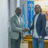 职业足球运动员迪斯特尔·佐拉（右）被粮食署任命为刚果民主共和国健康膳食与营养的高级倡导者。
