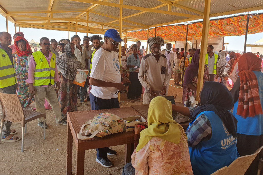 Le personnel du PAM surveille la distribution alimentaire d'urgence dans un camp de personnes déplacées au Soudan.
