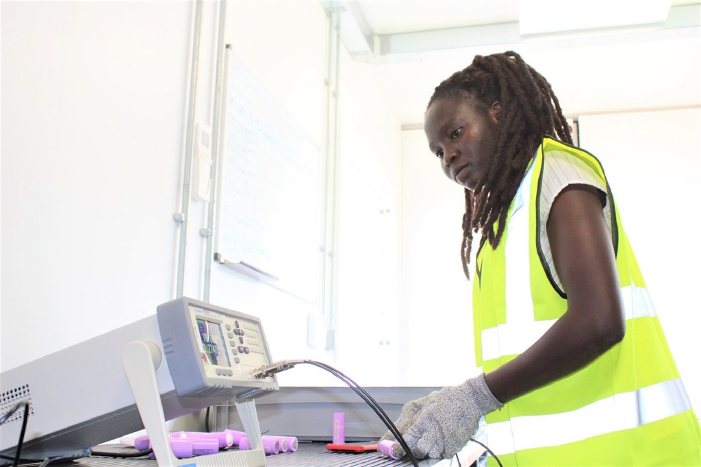 Fundi Reida Moses Kiden akijaribu seli za betri katika Batlab nchini Uganda.