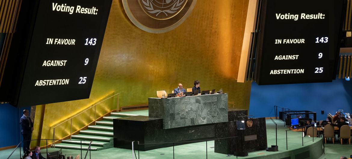 Assembleia Geral da ONU adota resolução que determina que o Estado da Palestina está qualificado para ser membro das Nações Unidas.