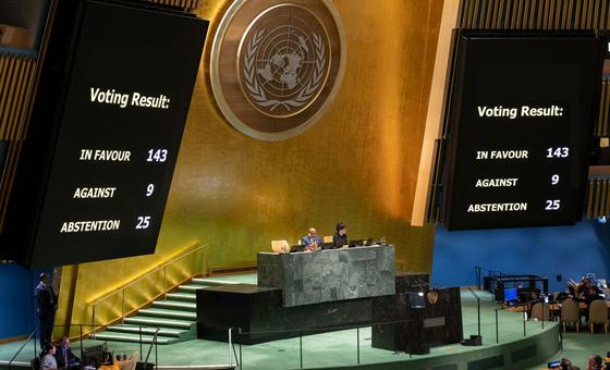 بأغلبية 143 عضوا، اعتمدت الجمعية العامة للأمم المتحدة قرارا يؤكد أن فلسطين مؤهلة للحصول على عضوية الأمم المتحدة ويوصي مجلس الأمن بأن يعيد النظر بشكل إيجابي في هذه المسألة.