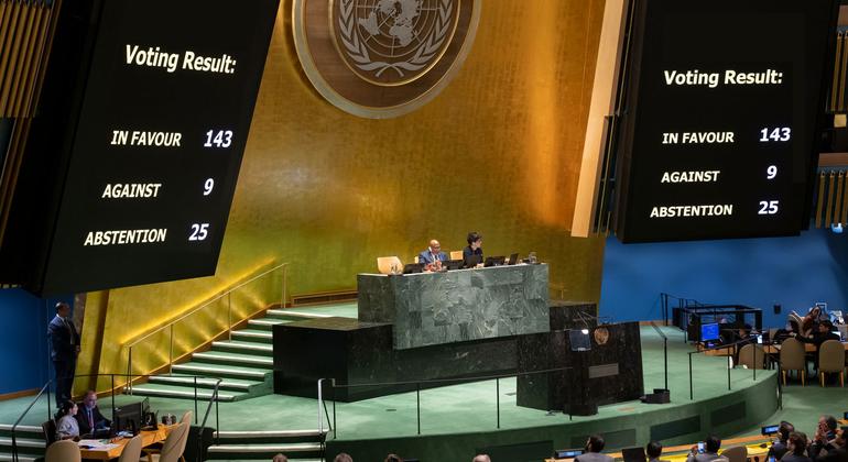 فلسطینی مبصر ریاست کی حیثیت پر ہونے والی رائے شماری کا نتیجہ  اقوام متحدہ کی جنرل اسمبلی کے ہال میں آویزاں ہے۔