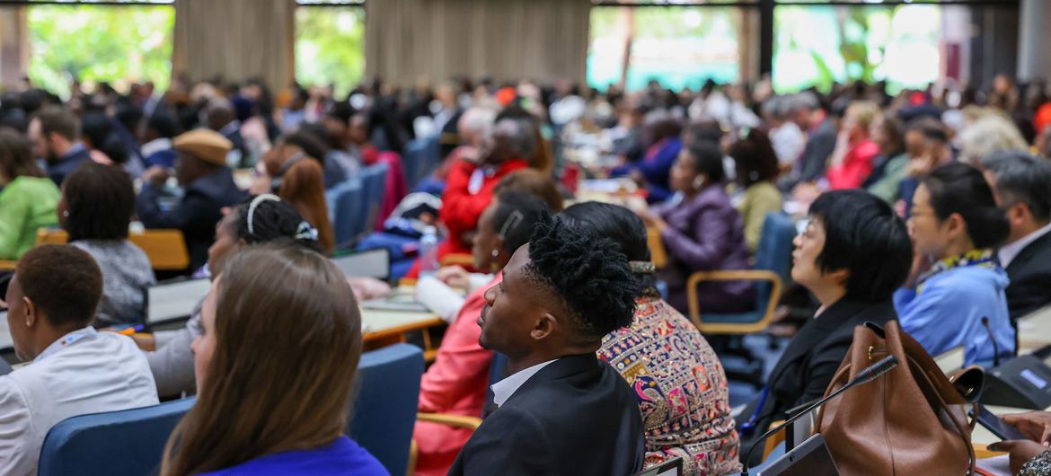 Participantes da Conferência da Sociedade Civil da ONU em Nairóbi, Quênia, ouvindo os discursos dos palestrantes. (arquivo)