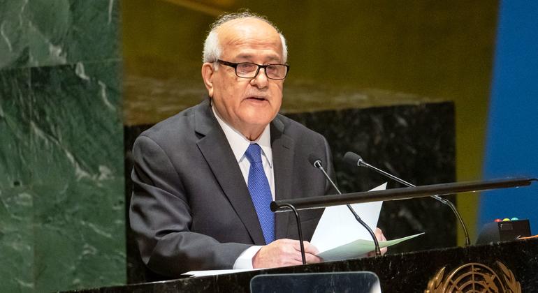 رياض منصور المراقب الدائم لدولة فلسطين لدى الأمم المتحدة، يتحدث أمام الجمعية العامة للأمم المتحدة.