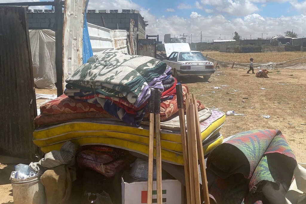 Des articles ménagers sont rassemblés alors que les gens se préparent à quitter Rafah.