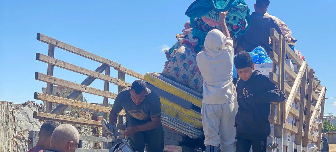 Los habitantes de Gaza empaquetan sus pertenencias y abandonan el este de Rafah en busca de un lugar seguro.