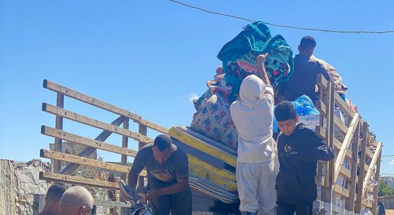 Des Gazaouis emballent leurs biens et quittent l'est de Rafah à la recherche d'un endroit sûr.