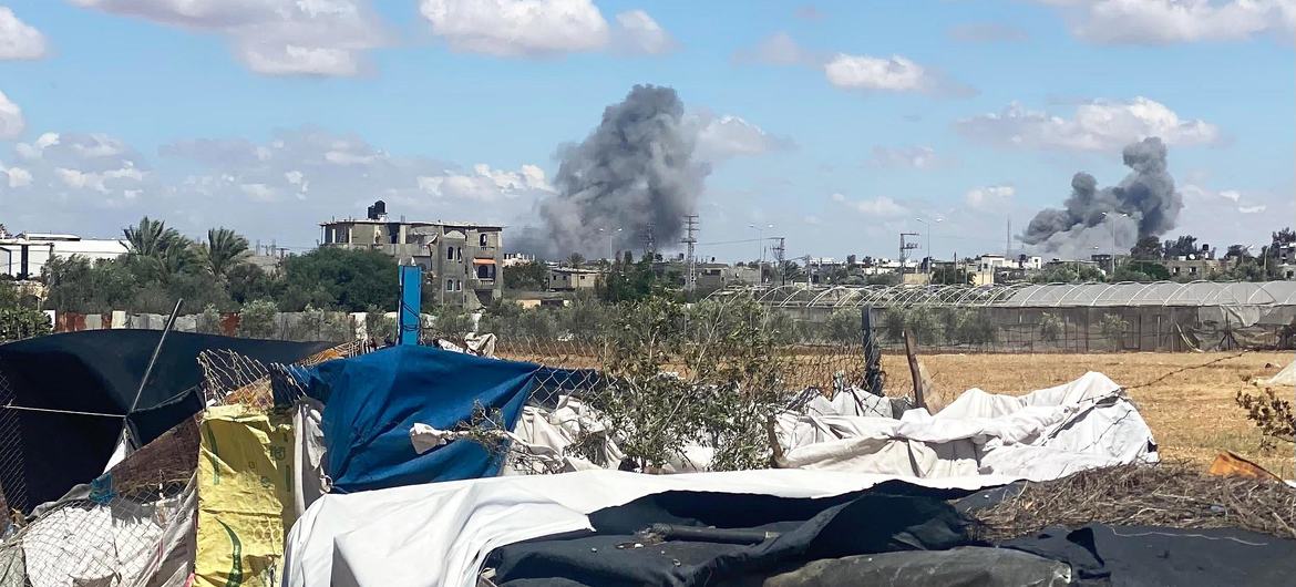 A fumaça sobe sobre Rafah enquanto o bombardeio continua.
