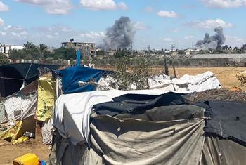 El humo se eleva sobre Rafah mientras continúan los bombardeos.