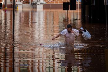 Un hombre vadea las aguas en Porto Alegre, Rio Grande do Sul, Brasil.