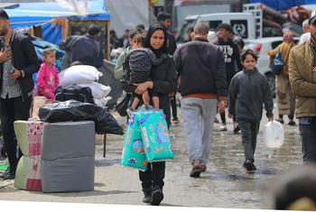 Des Palestiniens fuient les hostilités croissantes à Rafah, au sud de la bande de Gaza.