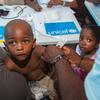 一名儿童在海地太子港的一个流动医疗诊所接受营养不良治疗。