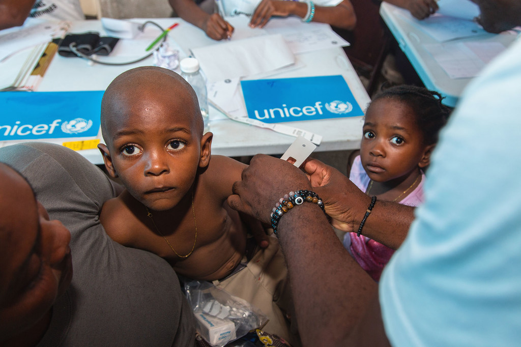 Un enfant est soigné pour malnutrition dans une clinique mobile à Port-au-Prince, en Haïti.