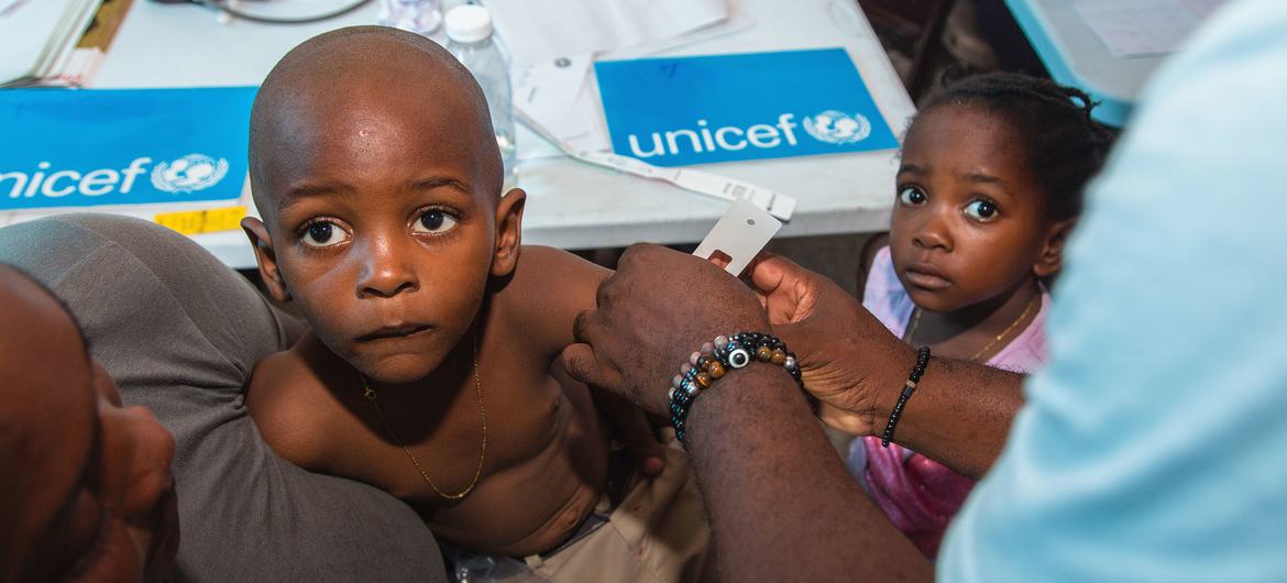 一名儿童在海地太子港的一个流动医疗诊所接受营养不良治疗。