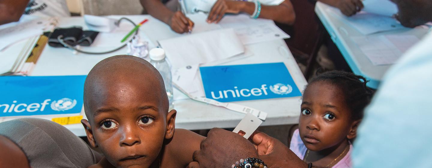 Un enfant est soigné pour malnutrition dans une clinique mobile à Port-au-Prince, en Haïti.