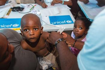 طفل يتلقى العلاج من سوء التغذية في عيادة صحية متنقلة في مدينة بورت أو برنس، عاصمة هايتي.