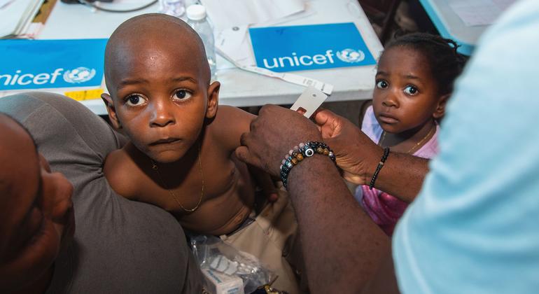 Niños recibe tratamiento contra la desnutrición en Puerto Príncipe