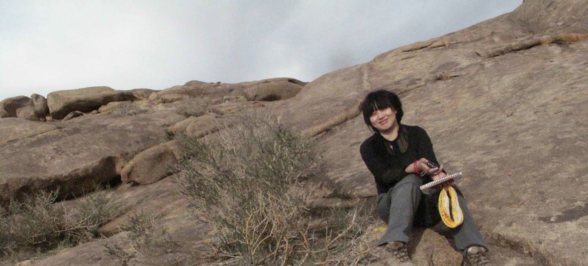 杨晓红在新疆卡拉麦里调查金雕。