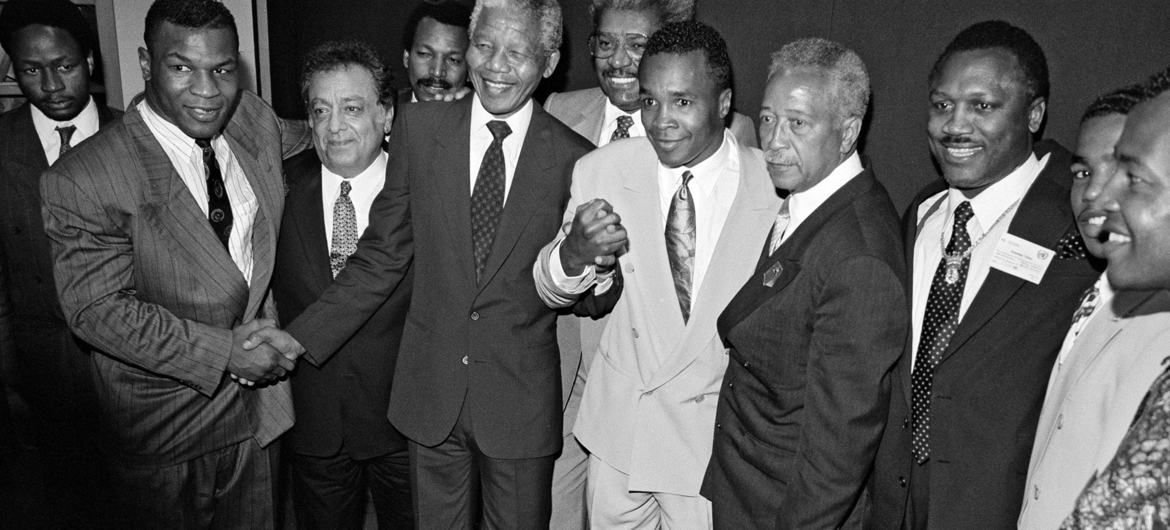 In 1990, Nelson Mandela (third from left) met with New York City Mayor David Dinkins (fifth from left) and boxing greats who helped in the struggle against apartheid, including Mike Tyson, Sugar Ray Leonard and Joe Frazier. (file)