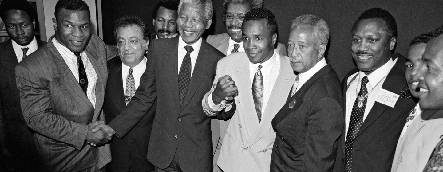 In 1990, Nelson Mandela (third from left) met with New York City Mayor David Dinkins (fifth from left) and boxing greats who helped in the struggle against apartheid, including Mike Tyson, Sugar Ray Leonard and Joe Frazier. (file)
