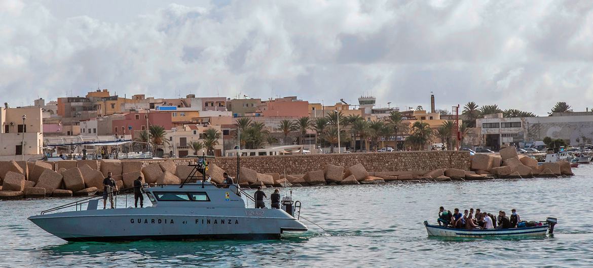 Des réfugiés et des migrants sur un bateau sont secourus près de l'île italienne de Lampedusa, qui se trouve non loin des côtes tunisiennes.