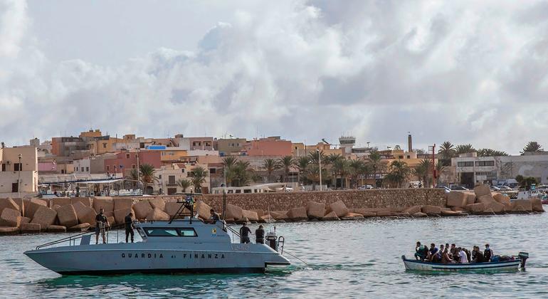 Un bateau en bois transportant 13 réfugiés et migrants de Tunisie et du Maroc est remorqué dans le port de Lampedusa en octobre 2020.