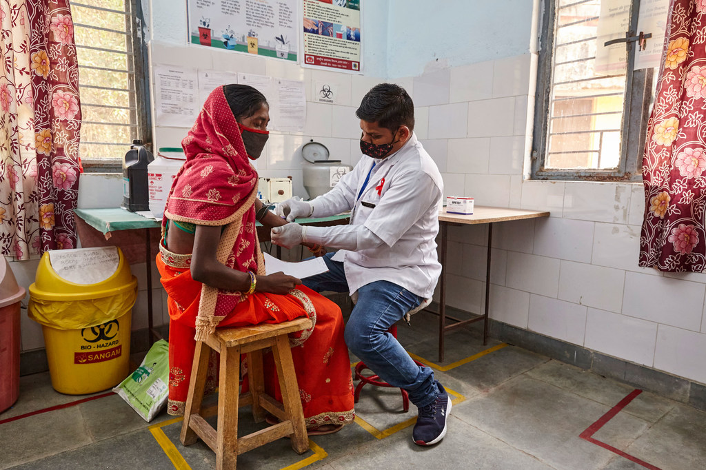 Un technicien de laboratoire effectue un test de dépistage du VIH sur une femme dans une clinique de Duddhi, Sonbhadra, Uttar Pradesh.