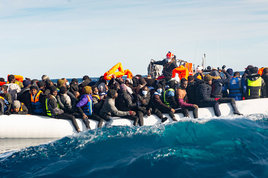 Migrantes son rescatados frente a la costa de Libia en 2021 por la ONG SOS Méditerranée.  (archivo)