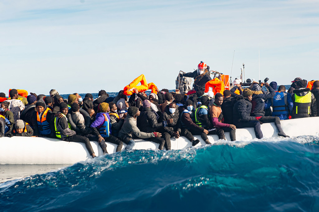 Des migrants sont secourus au large de la Libye par une ONG, SOS Méditerranée (photo d'archives).