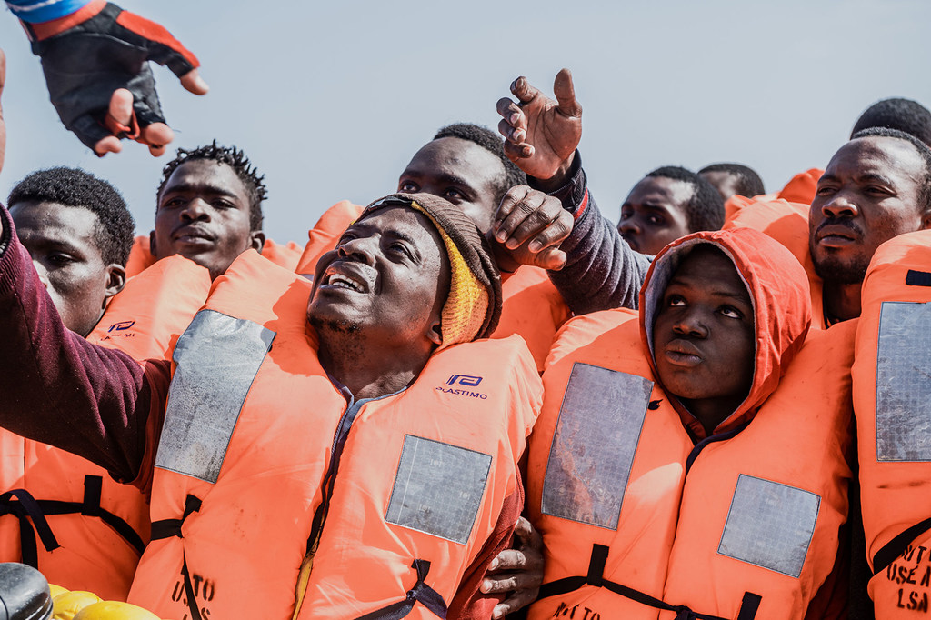 أنقذت المنظمة غير الحكومية SOS Méditerranée المهاجرين قبالة الساحل الليبي في نيسان/أبريل.