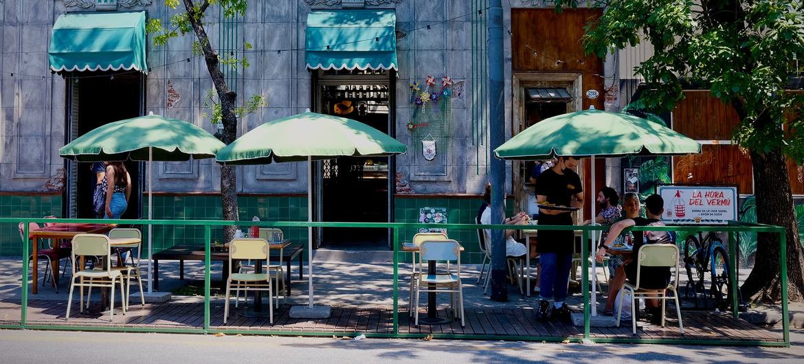阿根廷布宜诺斯艾利斯的一家街头咖啡馆。