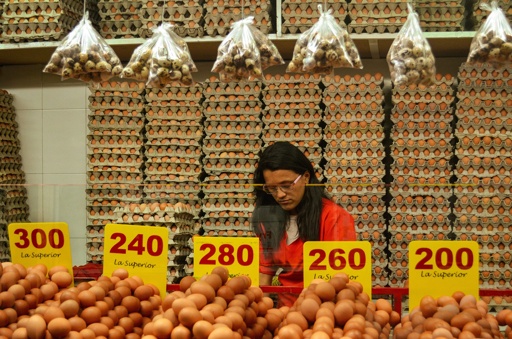 Una mujer vende huevos en una parada de mercado de alimentos en Medellín, Colombia.