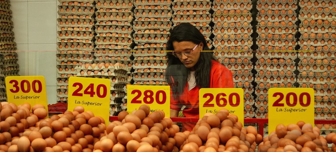 哥伦比亚麦德林食品市场出售的鸡蛋。