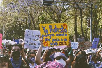 Marchas por el Día Internacional de la Mujer, #8M, en Ciudad de México. En uno de los carteles se puede leer: Yo protesto porque cuando me pasó a mí, sentí culpa.