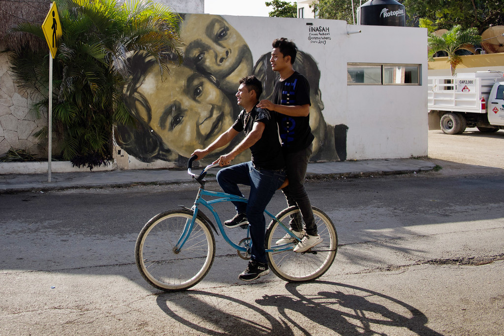 Unos amigos recorren las calles de México en bicicleta.