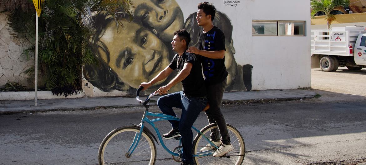 Unos amigos recorren las calles de México en bicicleta.