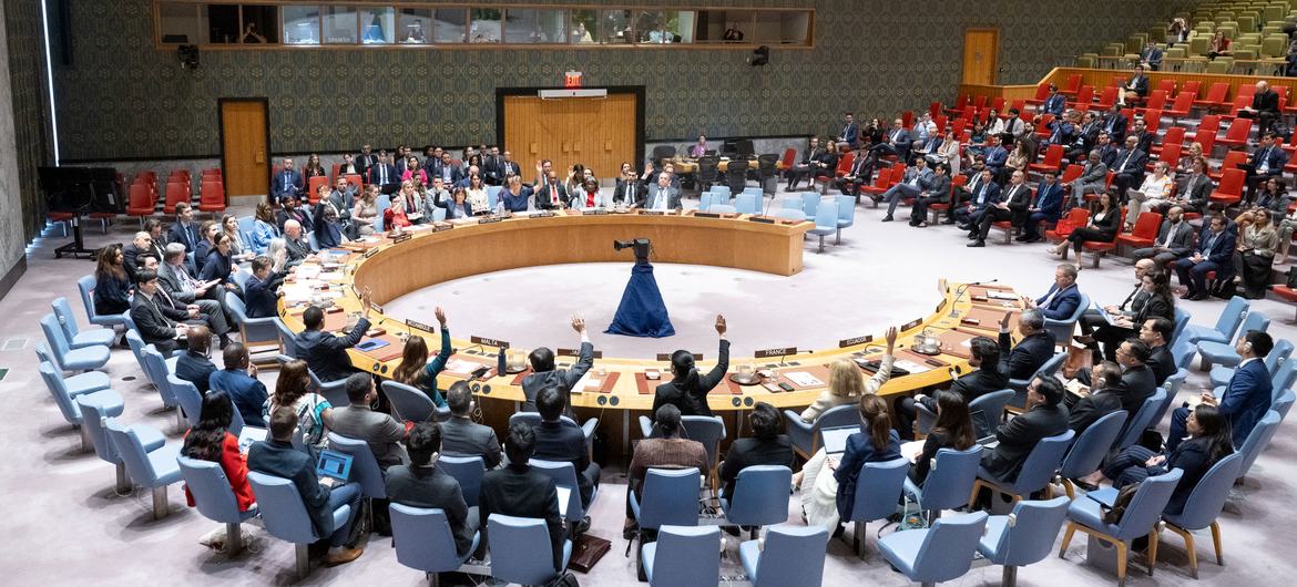 Vista do Conselho de Segurança da ONU enquanto os membros votam a favor do projeto de resolução sobre a situação em Gaza.