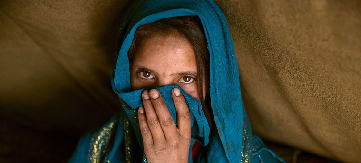 Las mujeres de todo Afganistán se enfrentan ahora a múltiples restricciones. Esta mujer de 24 años perdió a su padre en un terremoto.