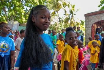 Malgré la violence des gangs et la crise humanitaire, la jeunesse haïtienne reste optimiste.