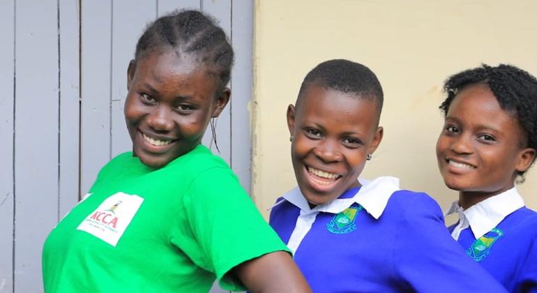 Zainab, una joven de 18 años, con sus compañeros en una escuela de Kampala, Uganda.