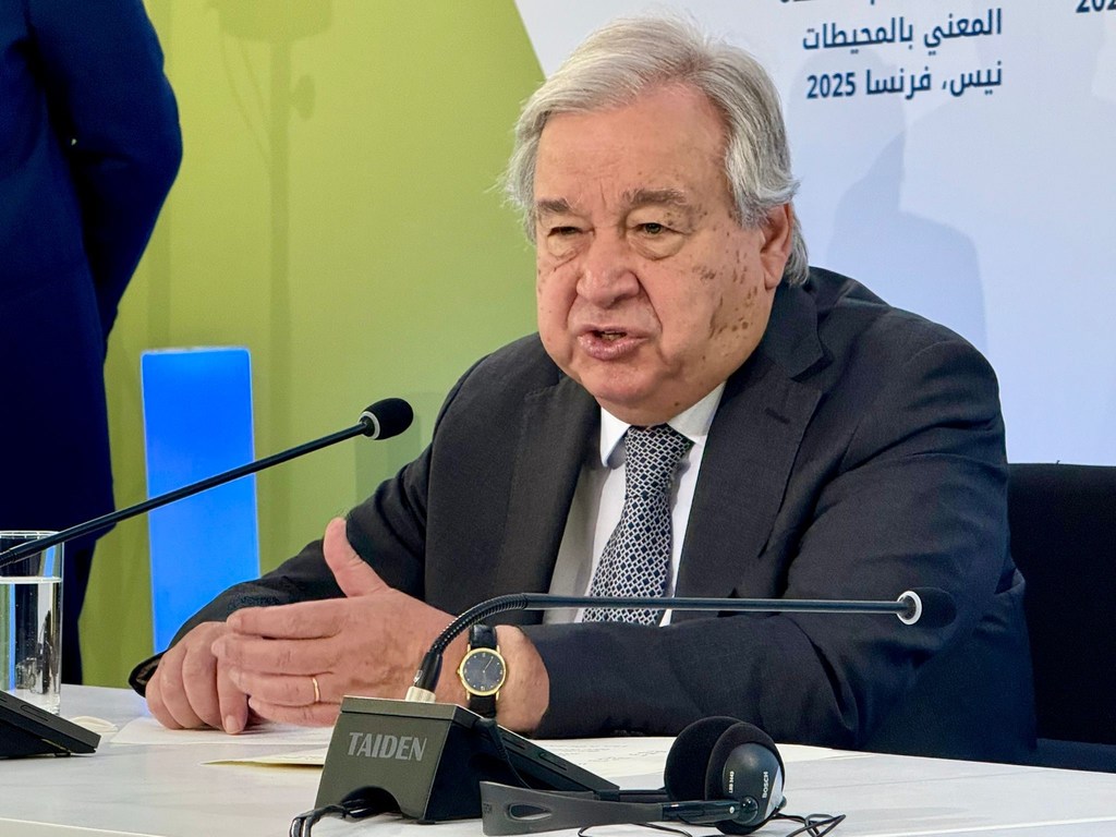 Katibu Mkuu UN António Guterres akizungumza katika mkutano na waandishi wa habari huko Nice, Ufaransa, mwaka wa 2025, huku maandishi ya Kiarabu na Kifaransa yakizingatiwa.