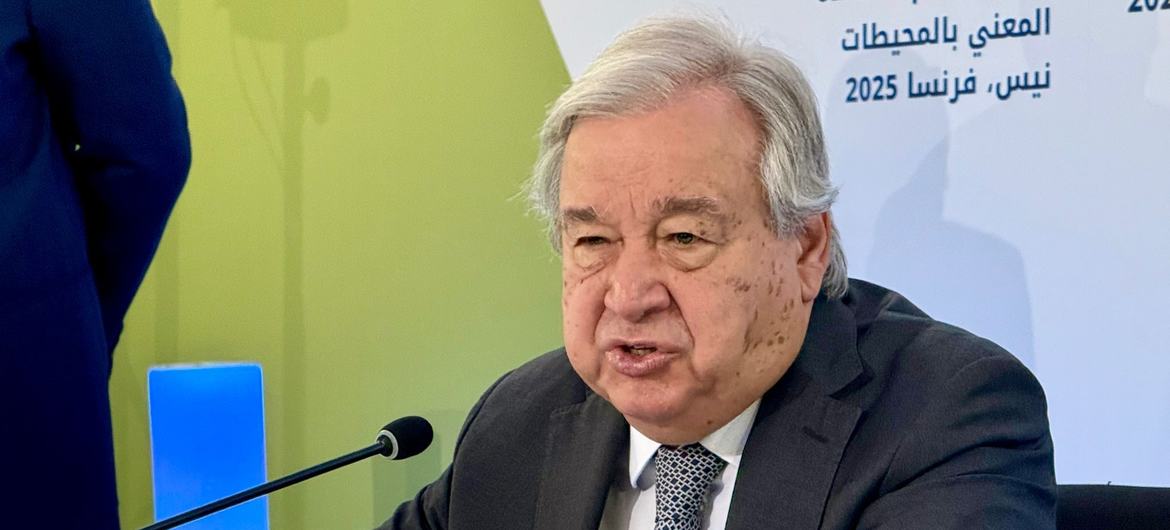 O secretário-geral da ONU, António Guterres, fala com jornalistas na 3a Conferência das Nações Unidas sobre os Oceanos, em Nice, França