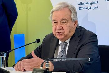 O secretário-geral da ONU, António Guterres, fala com jornalistas na 3a Conferência das Nações Unidas sobre os Oceanos, em Nice, França