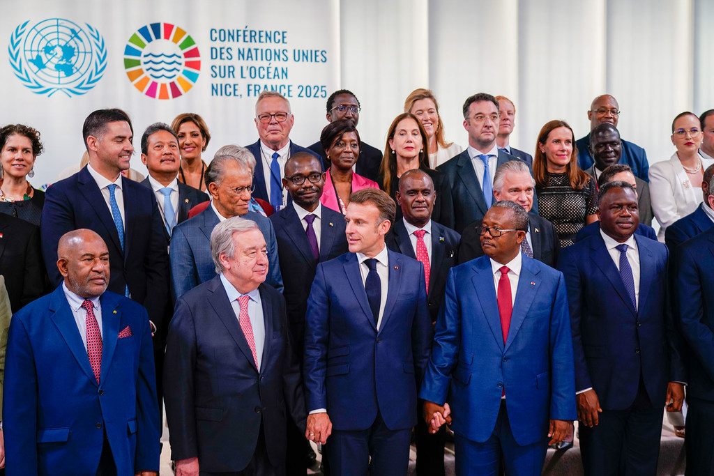 António Guterres, Secrétaire général de l'ONU (premier rang, 2e en partant de la gauche), lors d'une photo de famille avec des dirigeants mondiaux pour accélérer la ratification du traité sur la haute mer.