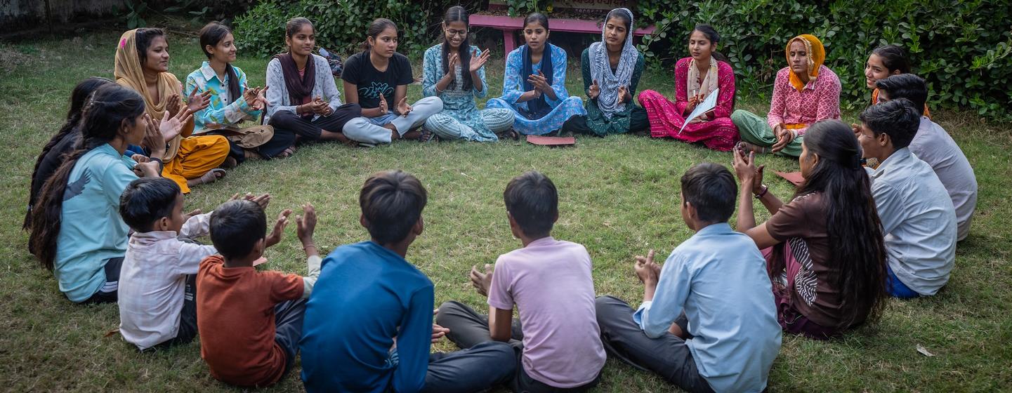 ग्राम पंचायत की बैठक से पहले चर्चा करते, बाल सभा के सदस्य. 